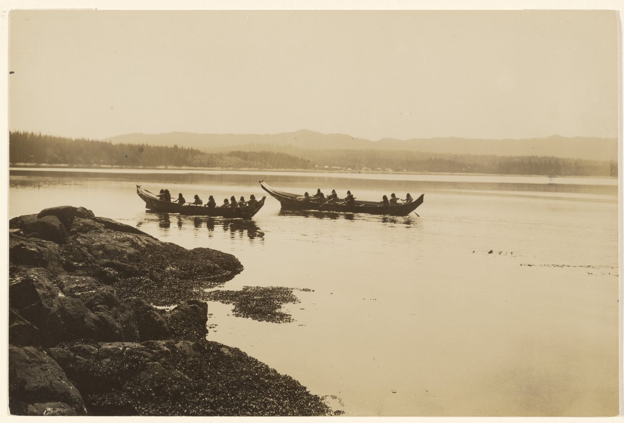 [I guerrieri, giovani e anziani, misero in acqua le loro canoe] da Edward S. Curtis