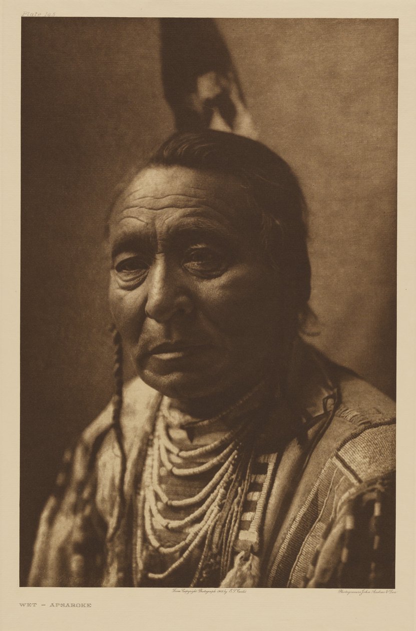 [Wet - un uomo Apsáalooke] da Edward S. Curtis