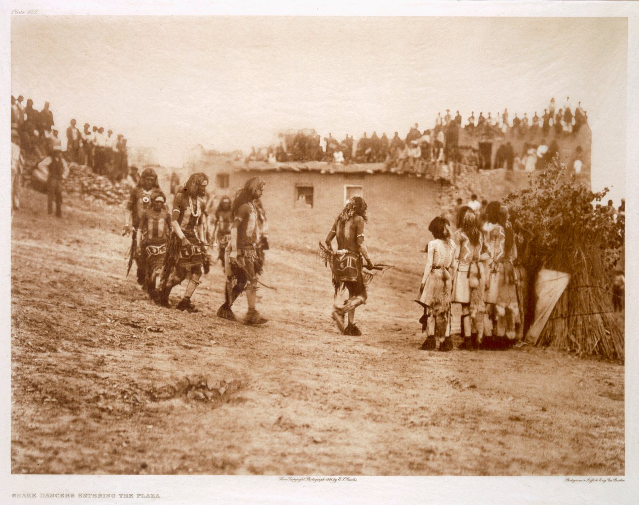 Danzatori di serpenti che entrano nella piazza da Edward Sheriff (after) Curtis