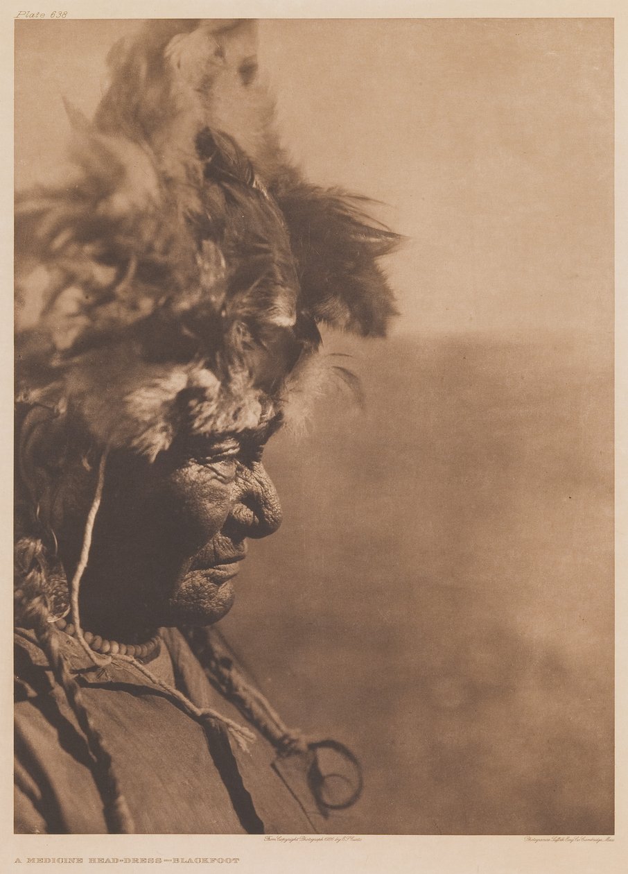 Un copricapo di medicina Piedi Neri da Edward Sheriff Curtis