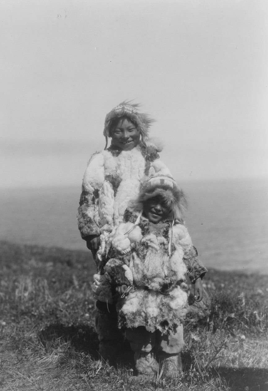 Un bambino e un eschimese più anziano con parka di pelle di anatra, Isola di Nunivak, Alaska, c.1929 da Edward Sheriff Curtis