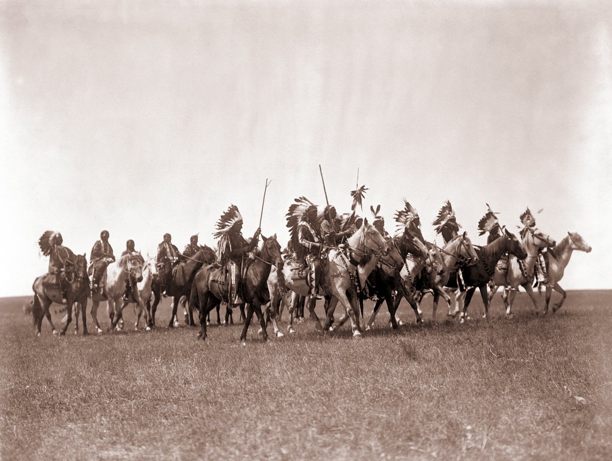 Brule Sioux War Party di Edward S. Curtis, c.1907 (stampa argentata tonificata) da Edward Sheriff Curtis