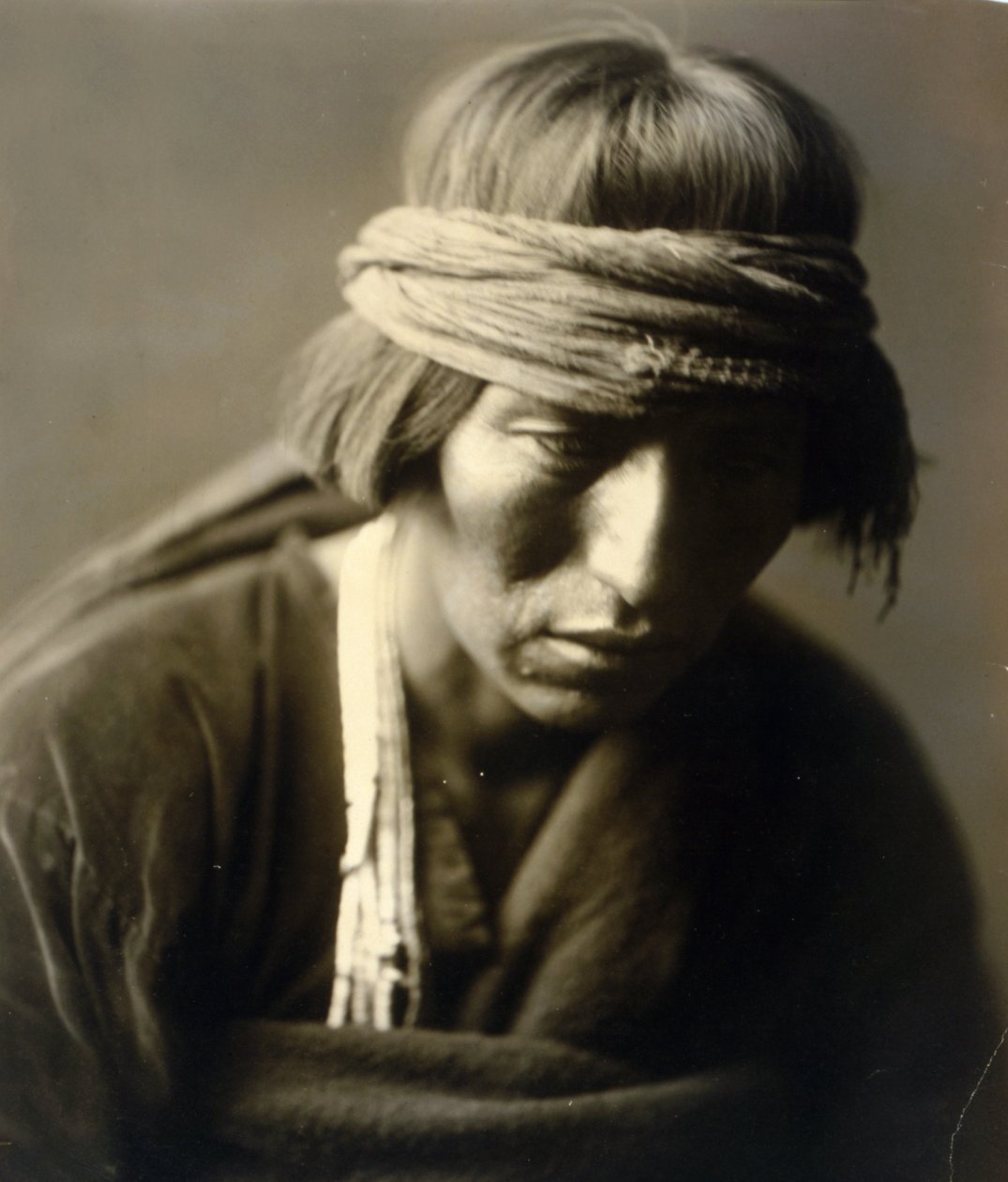 Hastobiga, uomo medicina Navajo da Edward Sheriff Curtis