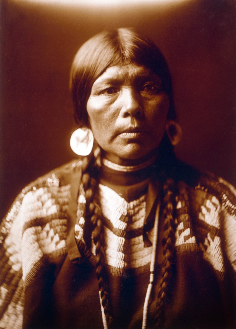 Donna indiana La moglie di Ow High, c. 1905, foto Edward S. Curtis da Edward Sheriff Curtis