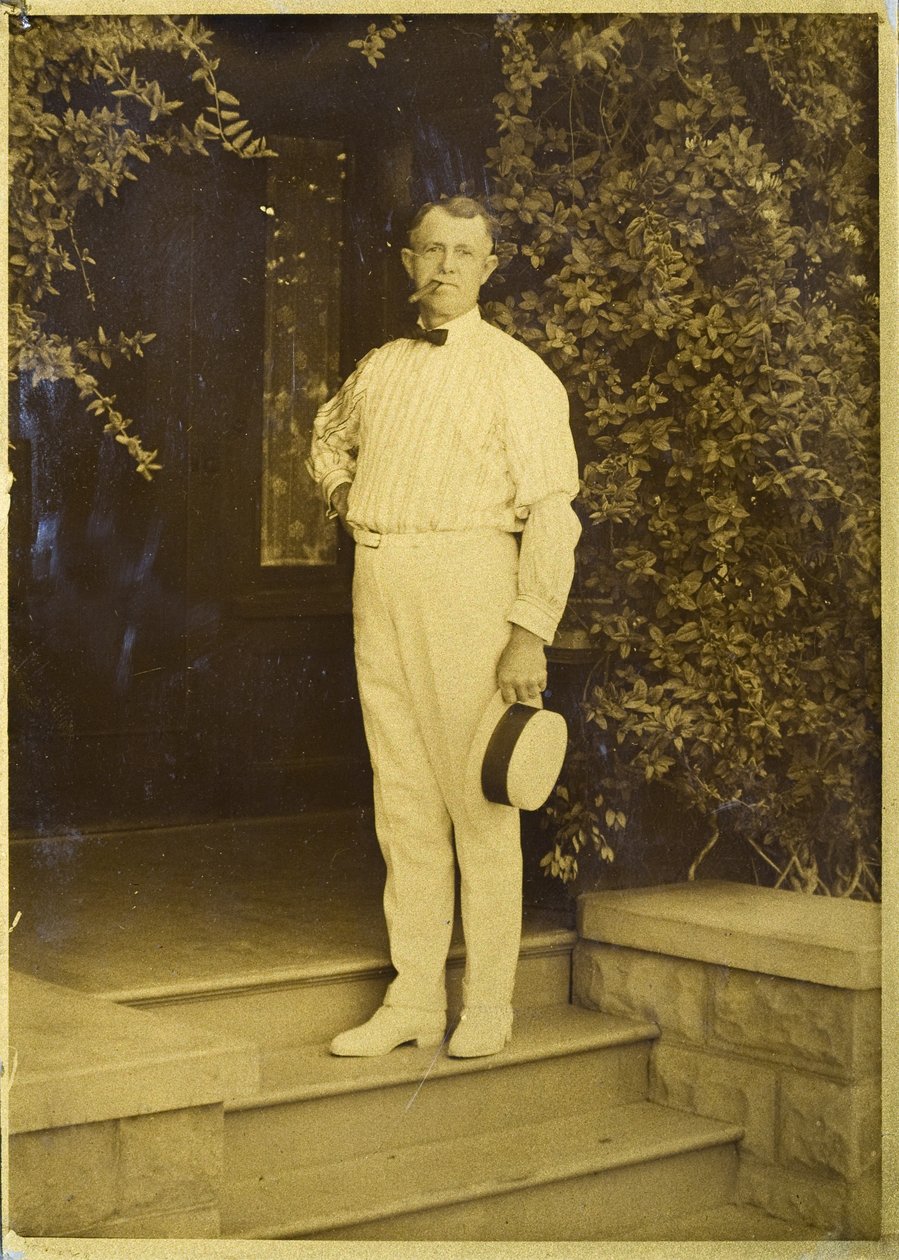 Mio padre E. Curtis, inventore del “Gold Tone Process”, nella nostra casa a Seattle, nello Stato di Washington da Edward Sheriff Curtis