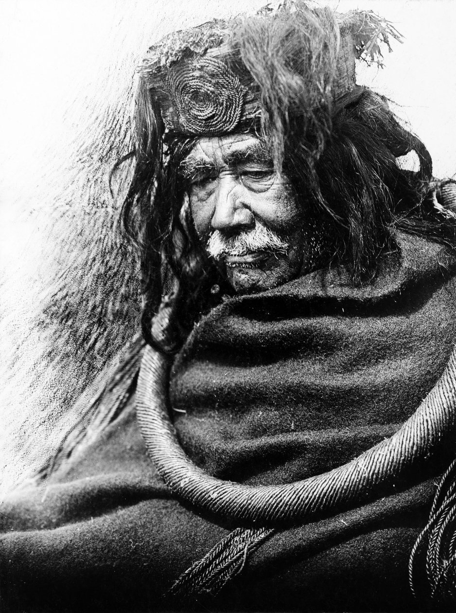Il Hamatsa, Nakoaktok c. 1910 Ritratto a mezzo busto di uomo Nakoaktok, rivolto a sinistra, con anello cerimoniale di radice di cedro. da Edward Sheriff Curtis