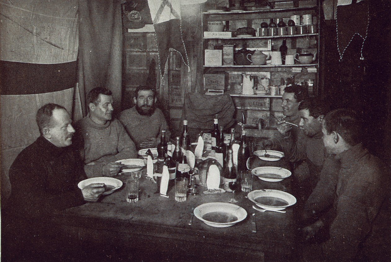 Gli uomini, cena del giorno di metà inverno, Spedizione Antartica Britannica, Cape Evans, 22 giugno 1912 da Edward W. Nelson
