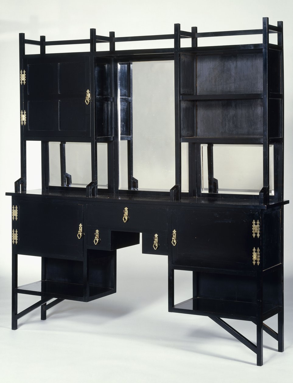 Un mobile laterale ebanizzato di William Watt da Edward William Godwin