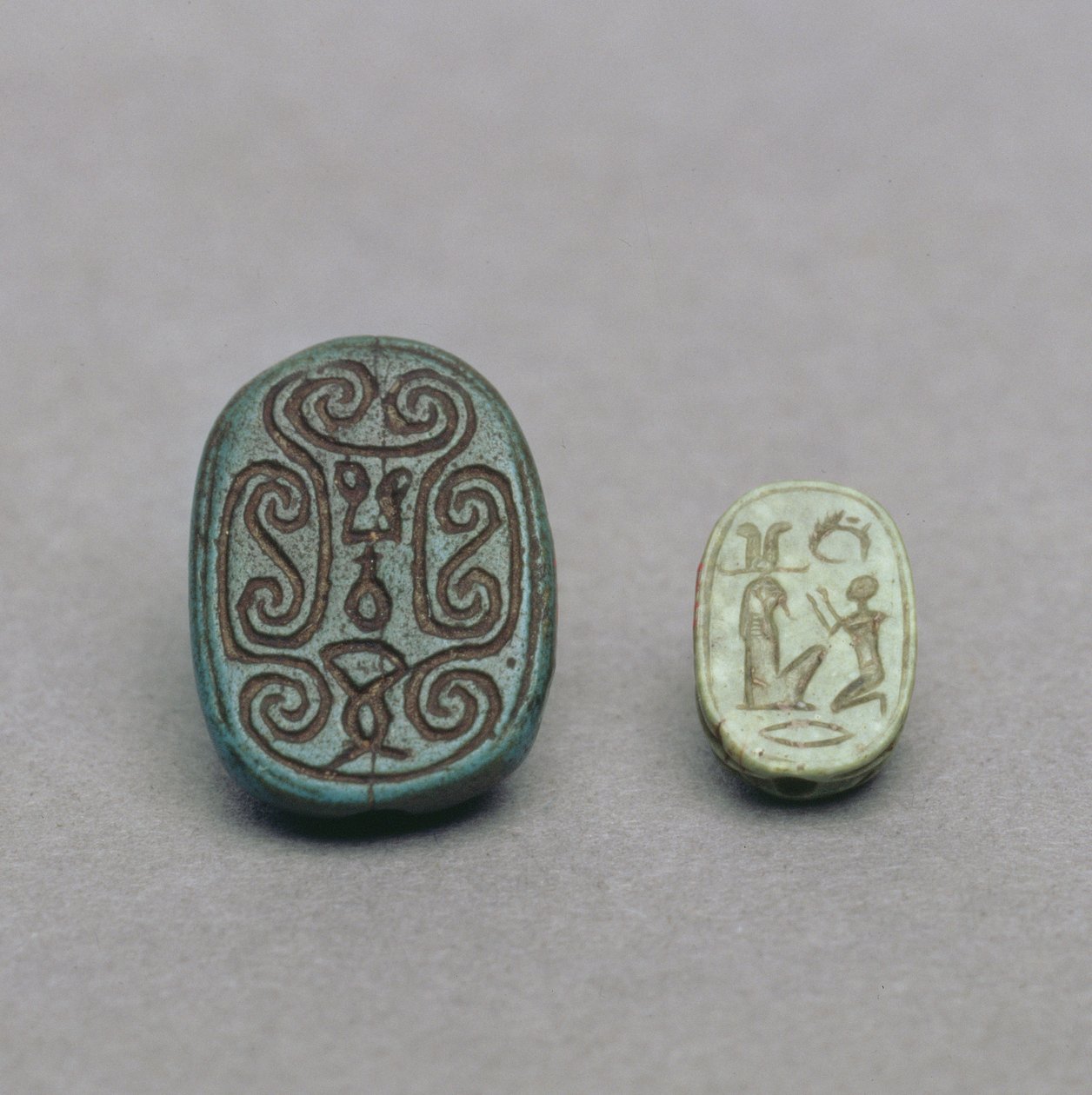 (L-R) Amuleto scarabeo in faience egizia, Secondo Periodo Intermedio, XIII-XVII Dinastia, c.1650 a.C.; amuleto scarabeo in feldspato verde, Periodo Tardo, XXVI Dinastia, c.600 a.C. da Egyptian