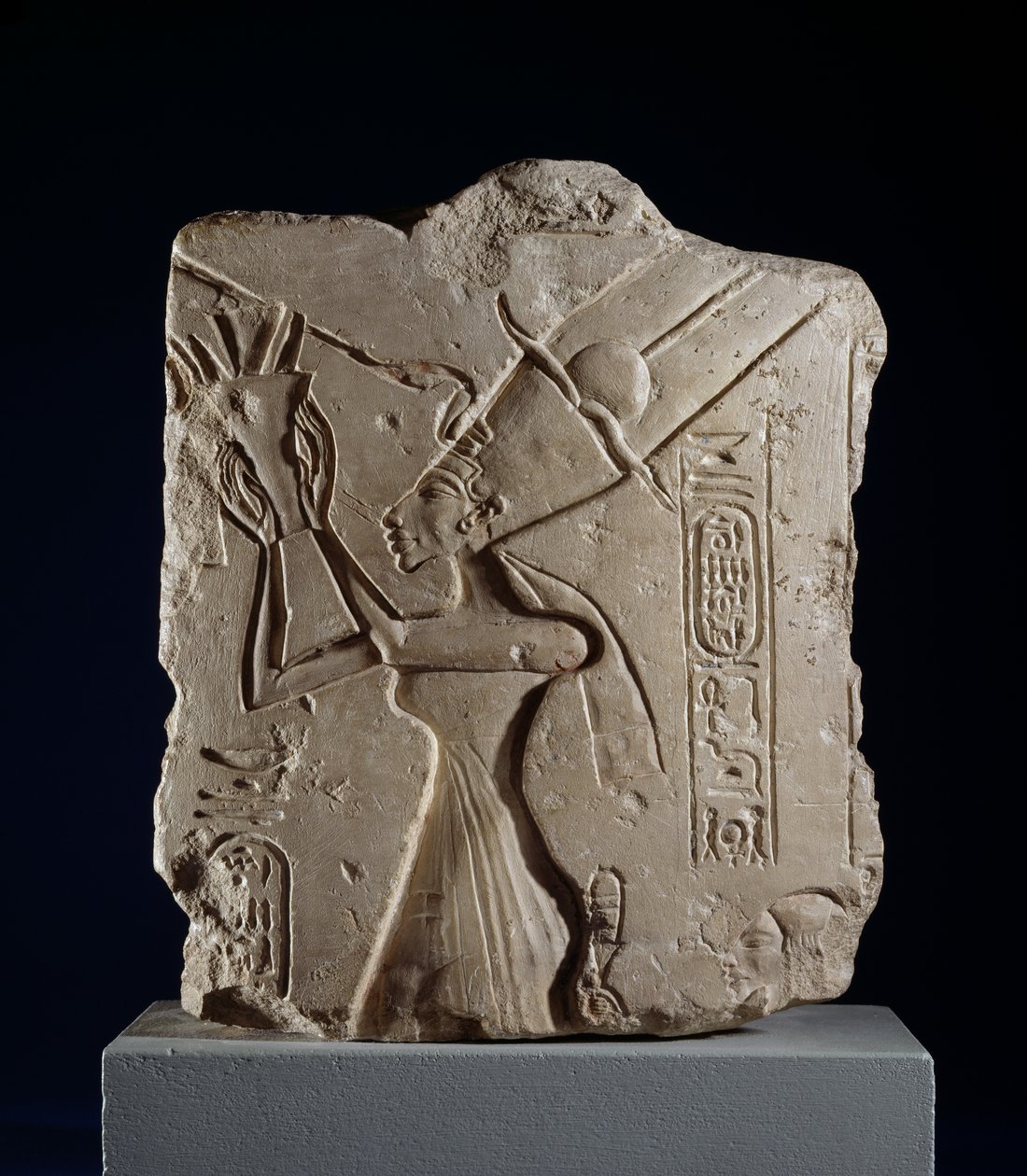 Frammento di rilievo di colonna raffigurante la regina Nefertiti, Nuovo Regno da Egyptian 18th Dynasty