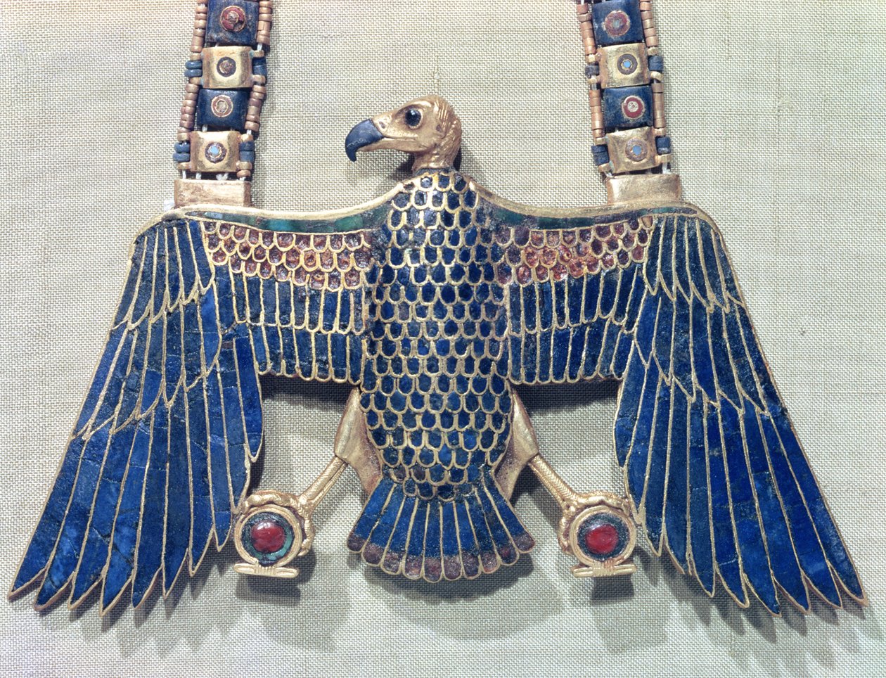 Collana con pendente a forma di avvoltoio, dalla tomba di Tutankhamon da Egyptian 18th Dynasty