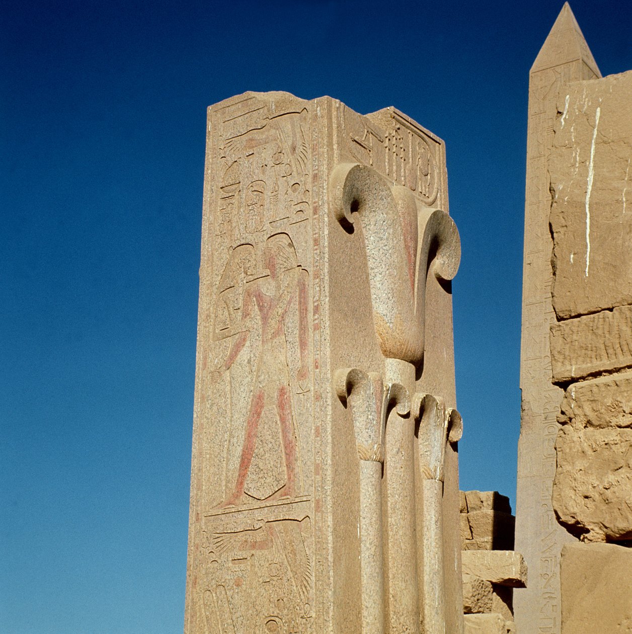 Pilastro decorato con piante stilizzate di papiro, dal Grande Tempio di Amon, Nuovo Regno da Egyptian 18th Dynasty