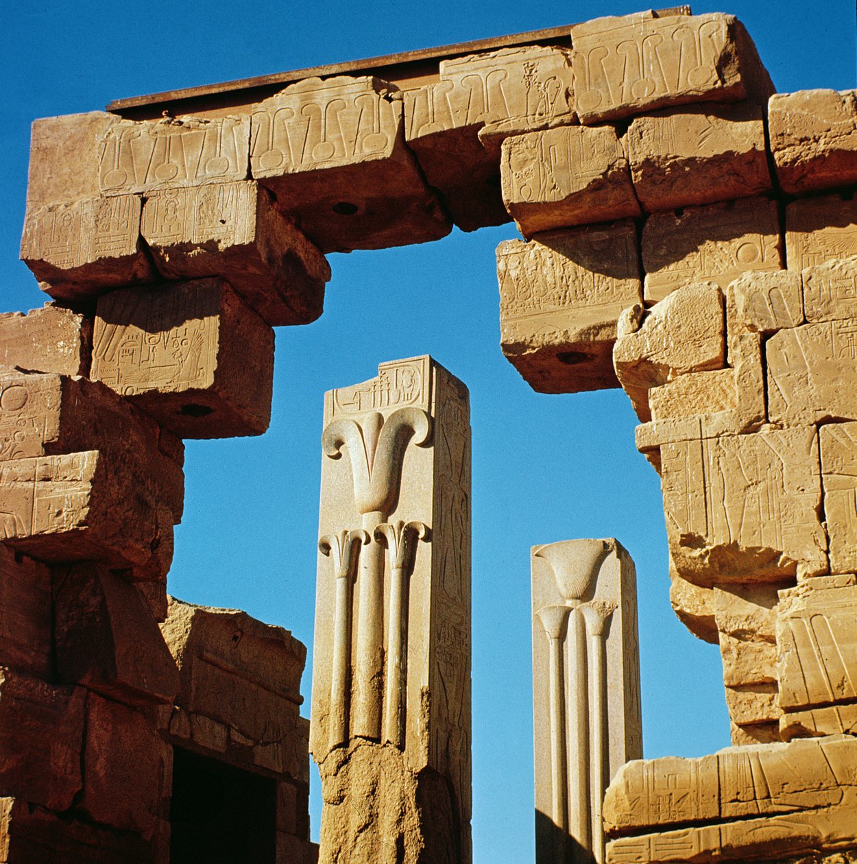 Pilastri decorati con piante stilizzate di loto e papiro dal Grande Tempio di Amon, Nuovo Regno da Egyptian 18th Dynasty