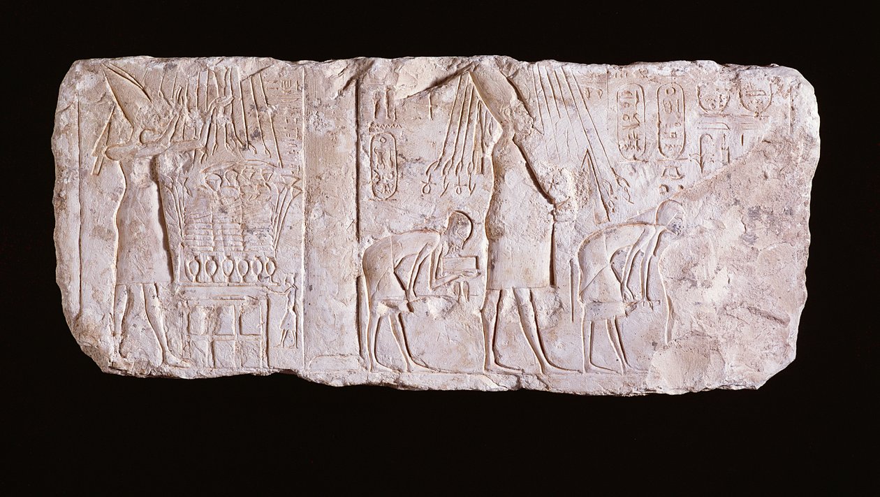 Rilievo del re eretico Akhenaton che raffigura il re in piedi con le braccia alzate davanti a un tavolo delle offerte e che cammina in processione celebrando il festival reale heb sed da Egyptian 18th Dynasty