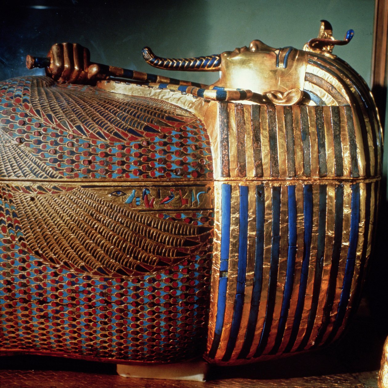 Il sarcofago più interno di Tutankhamon, che mostra il re in forma di Osiride che stringe il pastorale e il flagello, dalla tomba di Tutankhamon (c.1370-1352 a.C.) Nuovo Regno (dettaglio) da Egyptian 18th Dynasty