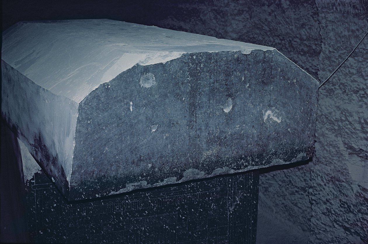 Sarcofago di un toro Apis nel Serapeo, Nuovo Regno da Egyptian 26th Dynasty