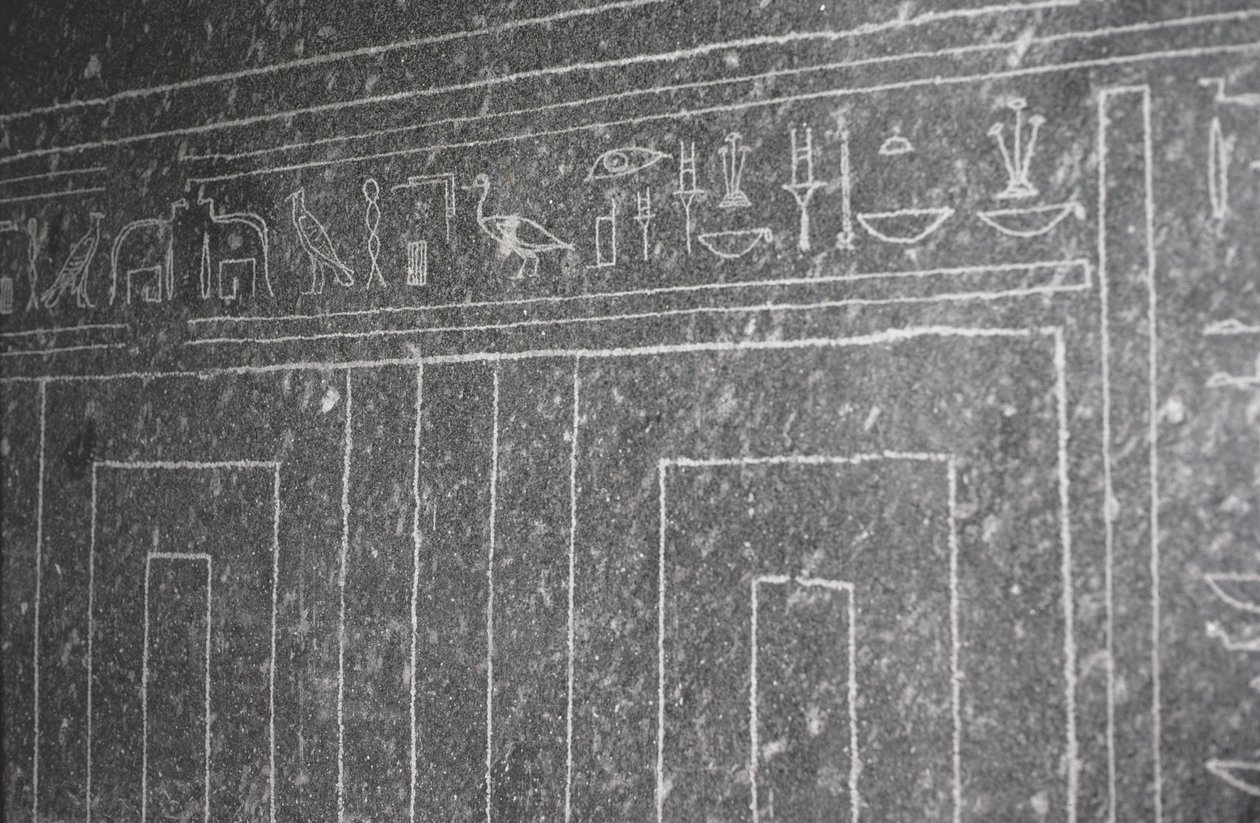 Rilievo incavato che mostra un tempio del sarcofago del toro Apis nel Serapeo, Nuovo Regno da Egyptian 26th Dynasty