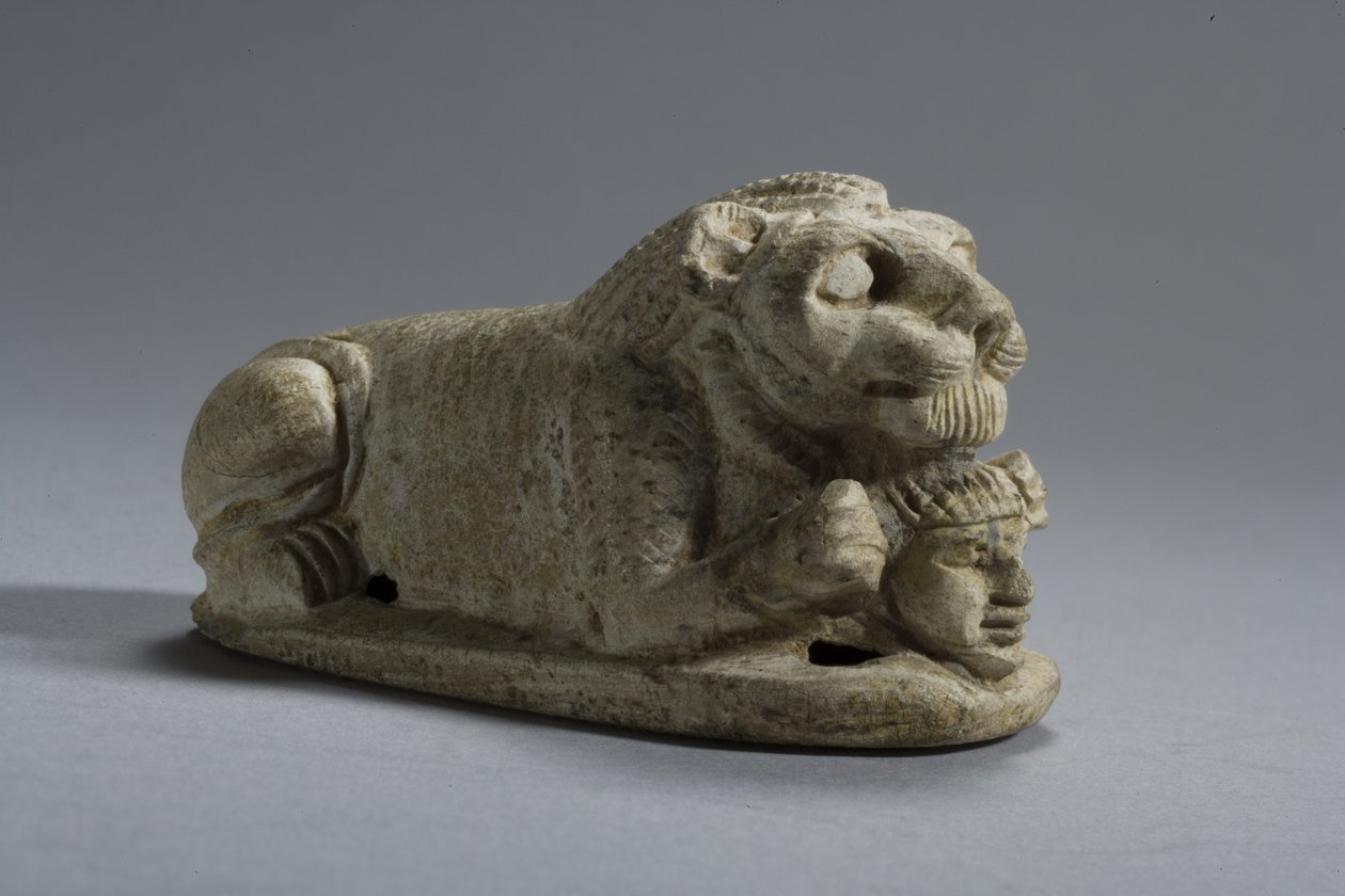 Coperchio di un leone sdraiato che afferra una testa, Napata-Meroe, Alta Nubia da Egyptian