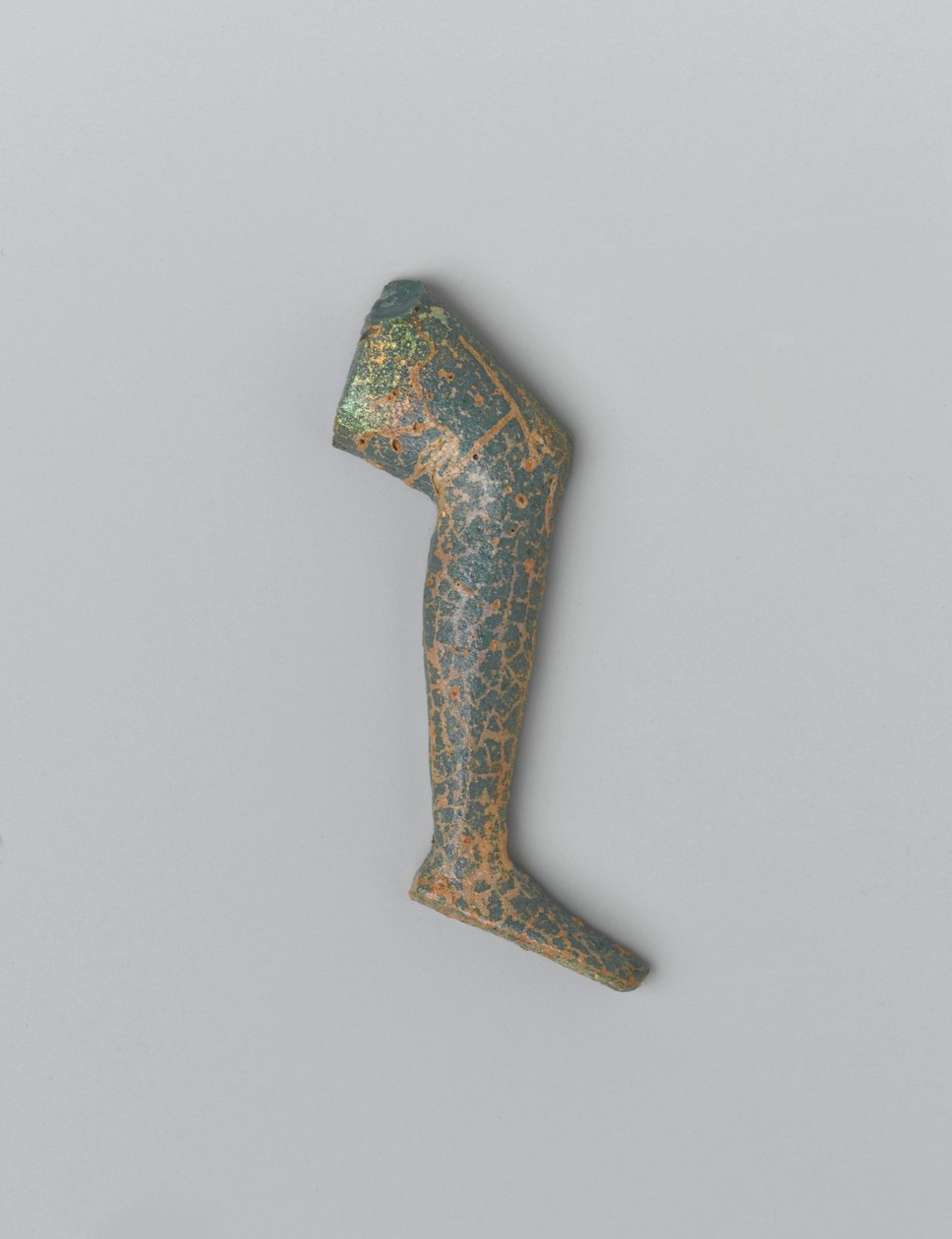 Piccola gamba umana in vetro opaco blu-verde da una figura intarsiata da Egyptian