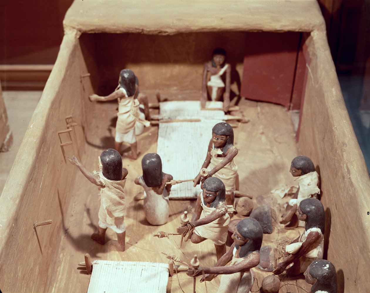 Modello funerario di un laboratorio tessile, dalla Tomba di Meketre, Valle dei Nobili, Medio Regno, c.2000 a.C. (legno dipinto) da Egyptian 11th Dynasty