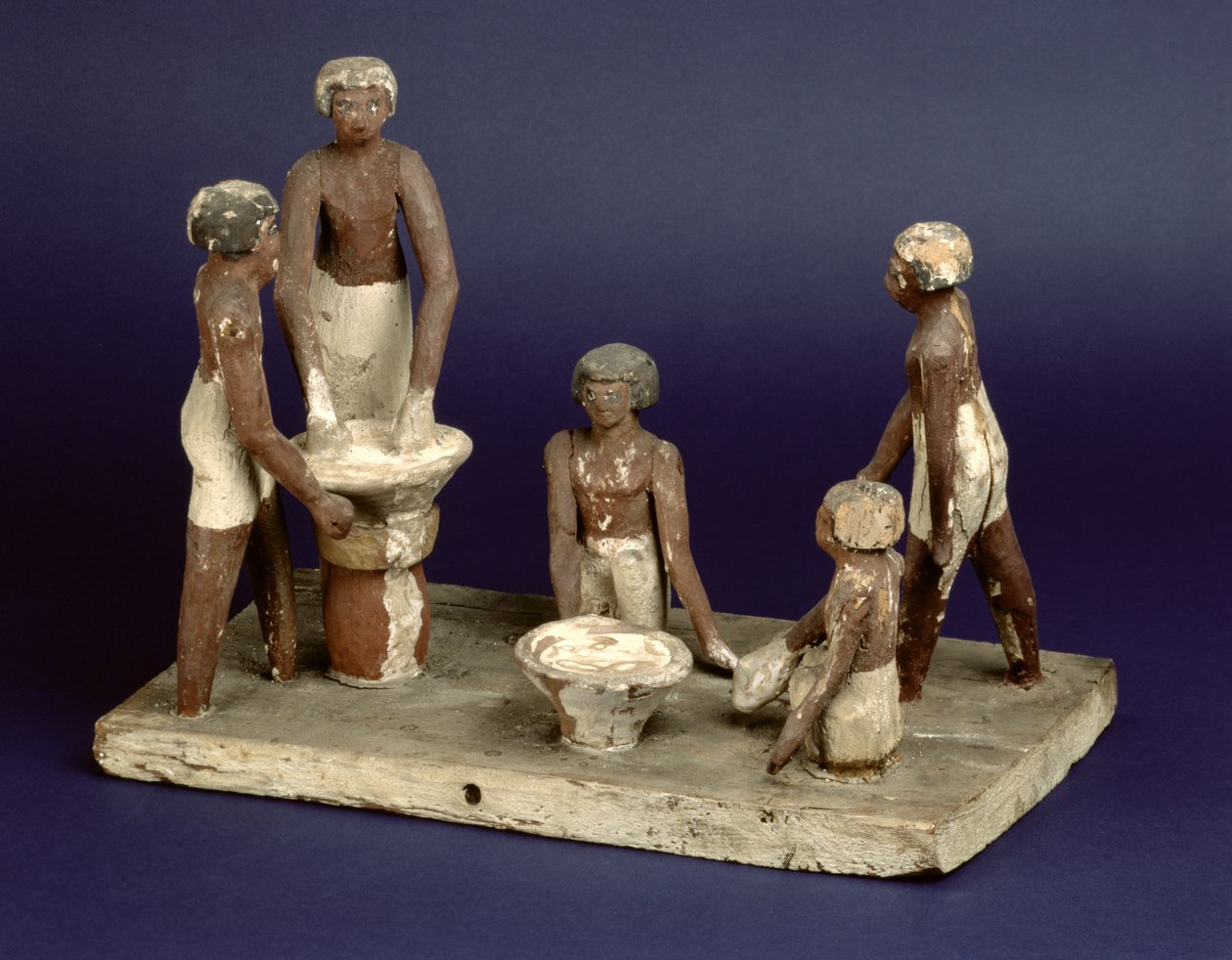 Modello di cinque uomini che producono birra, da Beni Hasan, Medio Regno, c.2035-1668 a.C. da Egyptian 11th Dynasty