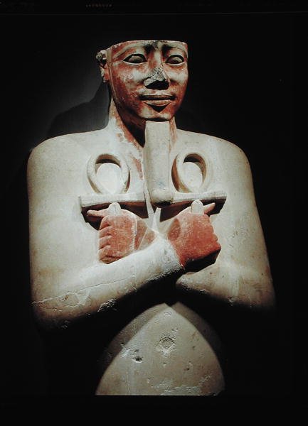 Statua di Sesostri I (c.1918-1875 a.C.) che tiene l