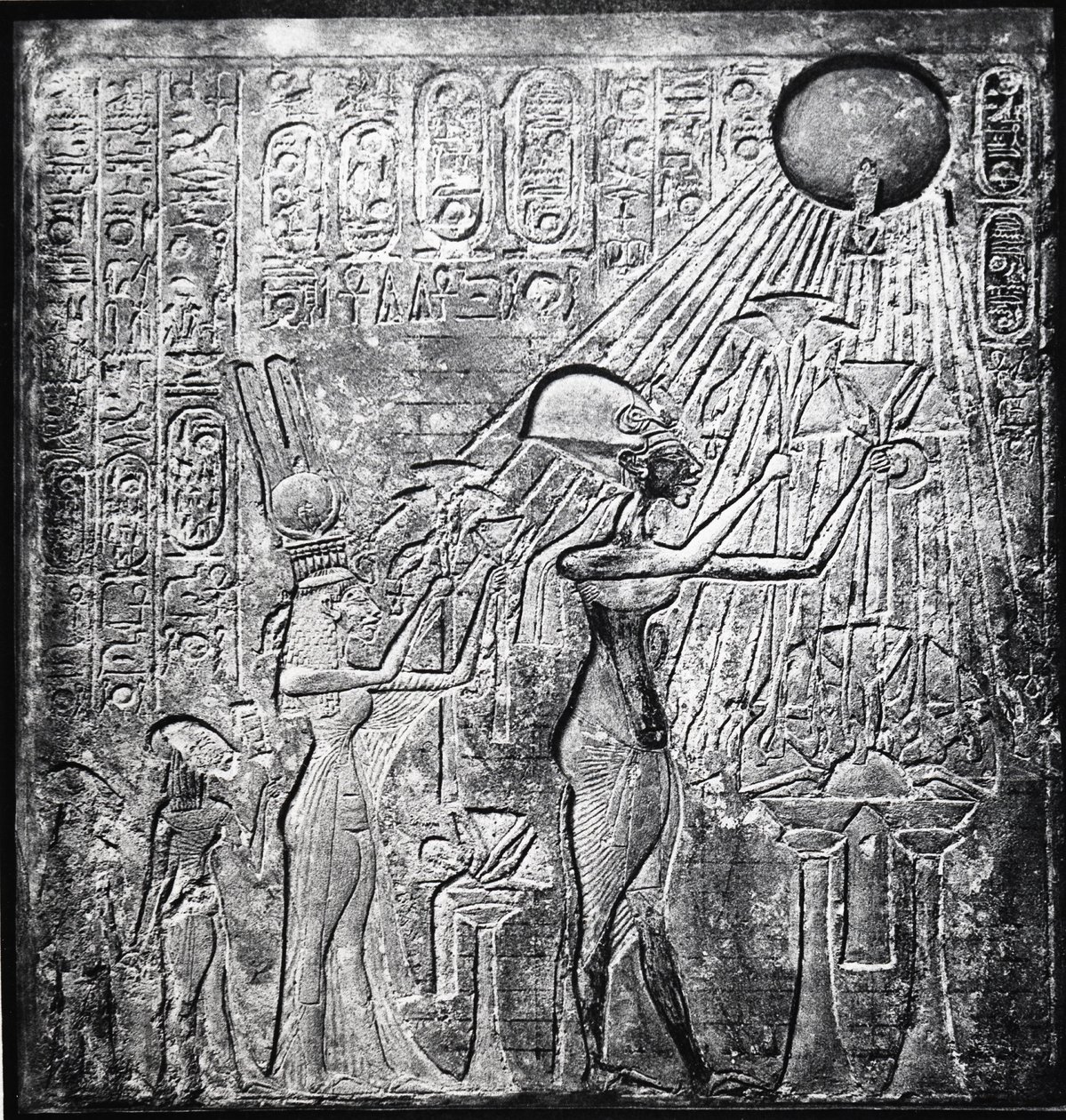 Akhenaton (Amenhotep IV) faraone eretico, regnò dal c150 a.C., qui con Nefertiti e le loro due figlie che offrono doni al Sole. Rilievo originariamente nel Tempio del Sole, Tebe. Abiti di lino da Egyptian 18th Dynasty