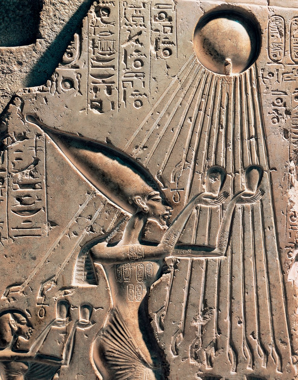 Antichità egizia: bassorilievo raffigurante Amenofi IV (Akhenaton o Amenhotep) (1352-1338 a.C.) e la sua famiglia che rendono omaggio al dio Aton. Dettaglio che rappresenta il faraone. 1364-1347 a.C. (calcare) da Egyptian 18th Dynasty