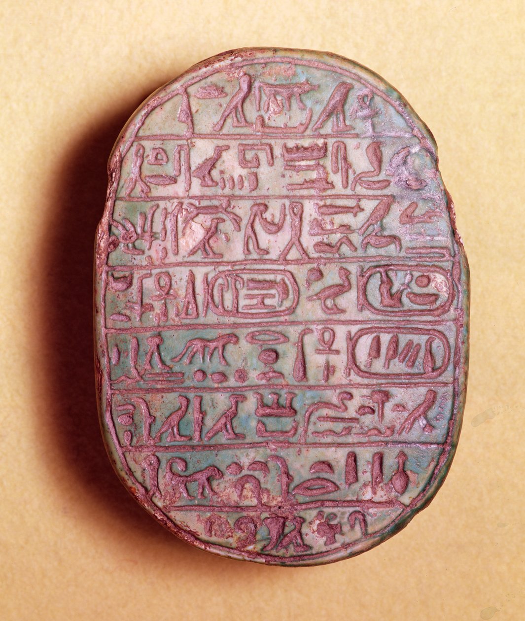 Base di uno scarabeo matrimoniale di Amenhotep III (c.1417-1379 a.C.) e della regina Tiye, Nuovo Regno, c.1391-1353 a.C. da Egyptian 18th Dynasty