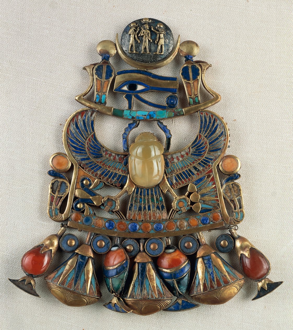Pettorale con emblemi solari e lunari, dalla Tomba di Tutankhamon, Tebe, Egitto, Arte orafa, Civiltà egizia, Nuovo Regno, XVIII dinastia da Egyptian 18th Dynasty