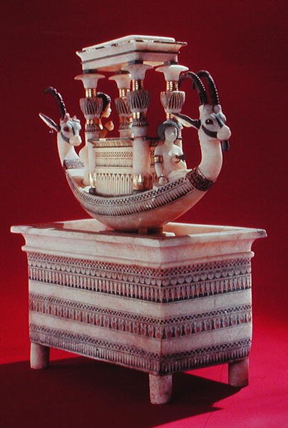 Cassa con una barca decorata con due teste di stambecco siriano e due figure femminili ritenute essere la Principessa Mutnedjmet, dalla tomba di Tutankhamon (c.1370-1352 a.C.) Nuovo Regno da Egyptian 18th Dynasty