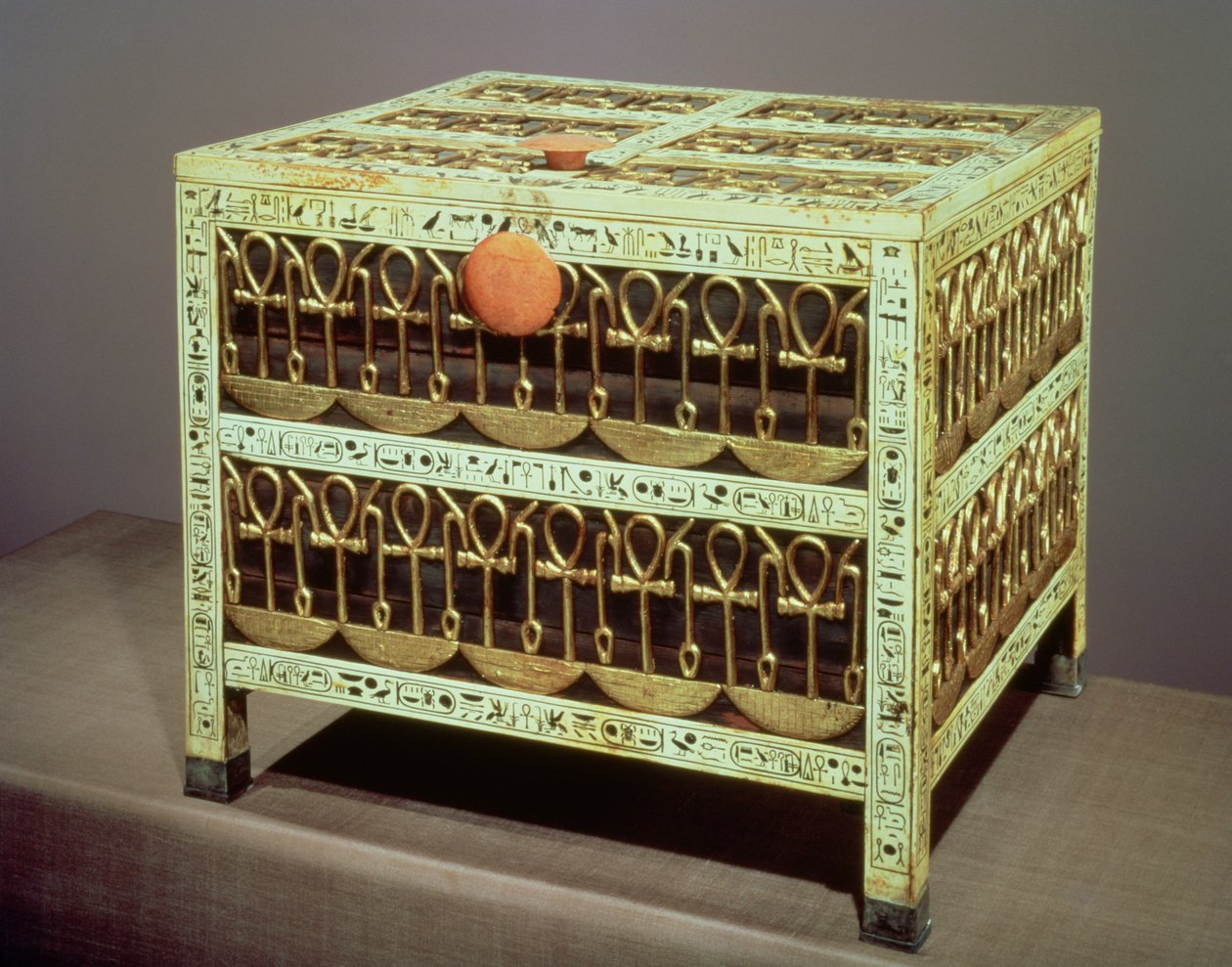 Cofanetto dal tesoro della tomba di Tutankhamon (c.1370-52 a.C.) Nuovo Regno (legno e avorio con applicazioni in oro e argento) da Egyptian 18th Dynasty