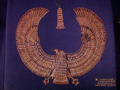 Collare a forma della dea avvoltoio Nekhbet, dalla tomba di Tutankhamon, Nuovo Regno da Egyptian 18th Dynasty