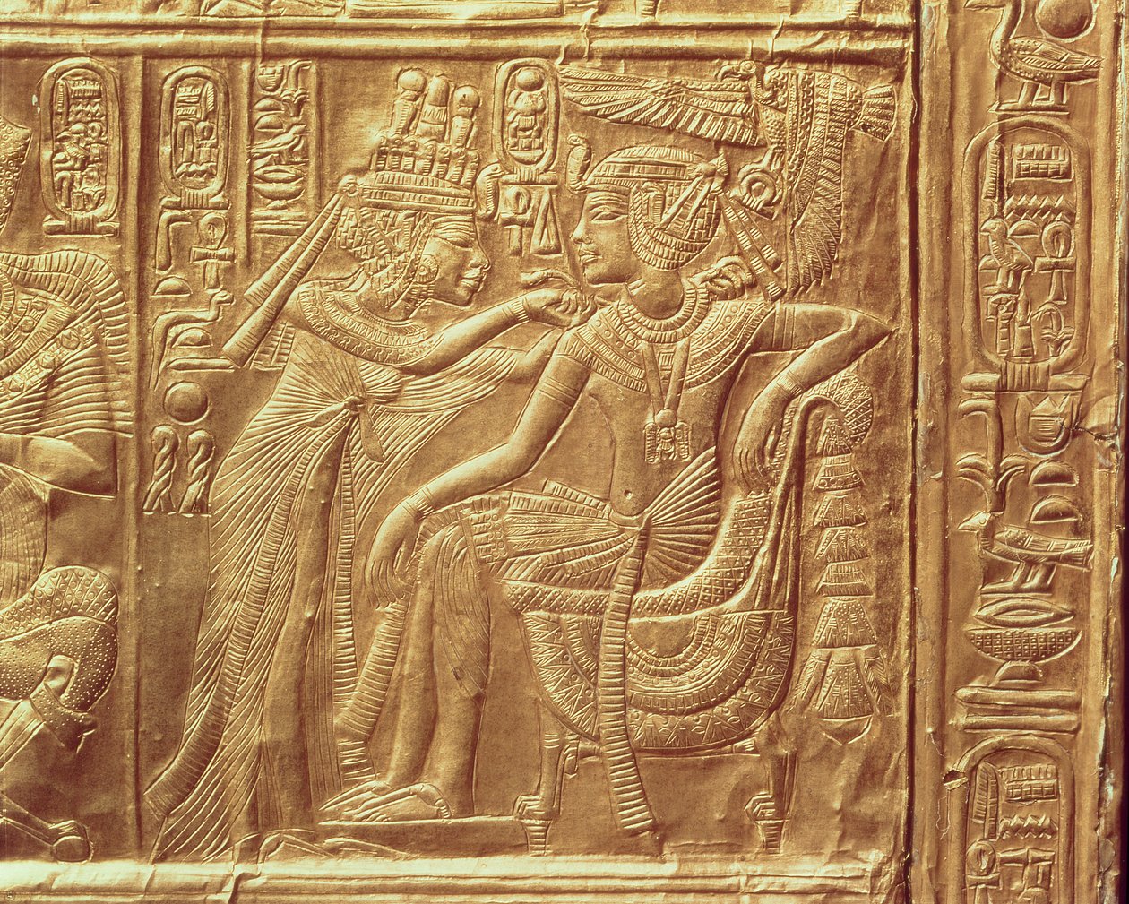 (dettaglio) dal piccolo santuario di Tutankhamon raffigurante la regina che allaccia una collana al collo del re, Nuovo Regno, c.1340 a.C. da Egyptian 18th Dynasty