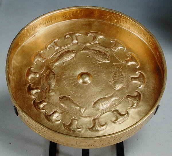 Piatto appartenente al Generale Thuty o Djehwty decorato con pesci e fiori, Nuovo Regno, c.1479-1425 da Egyptian 18th Dynasty