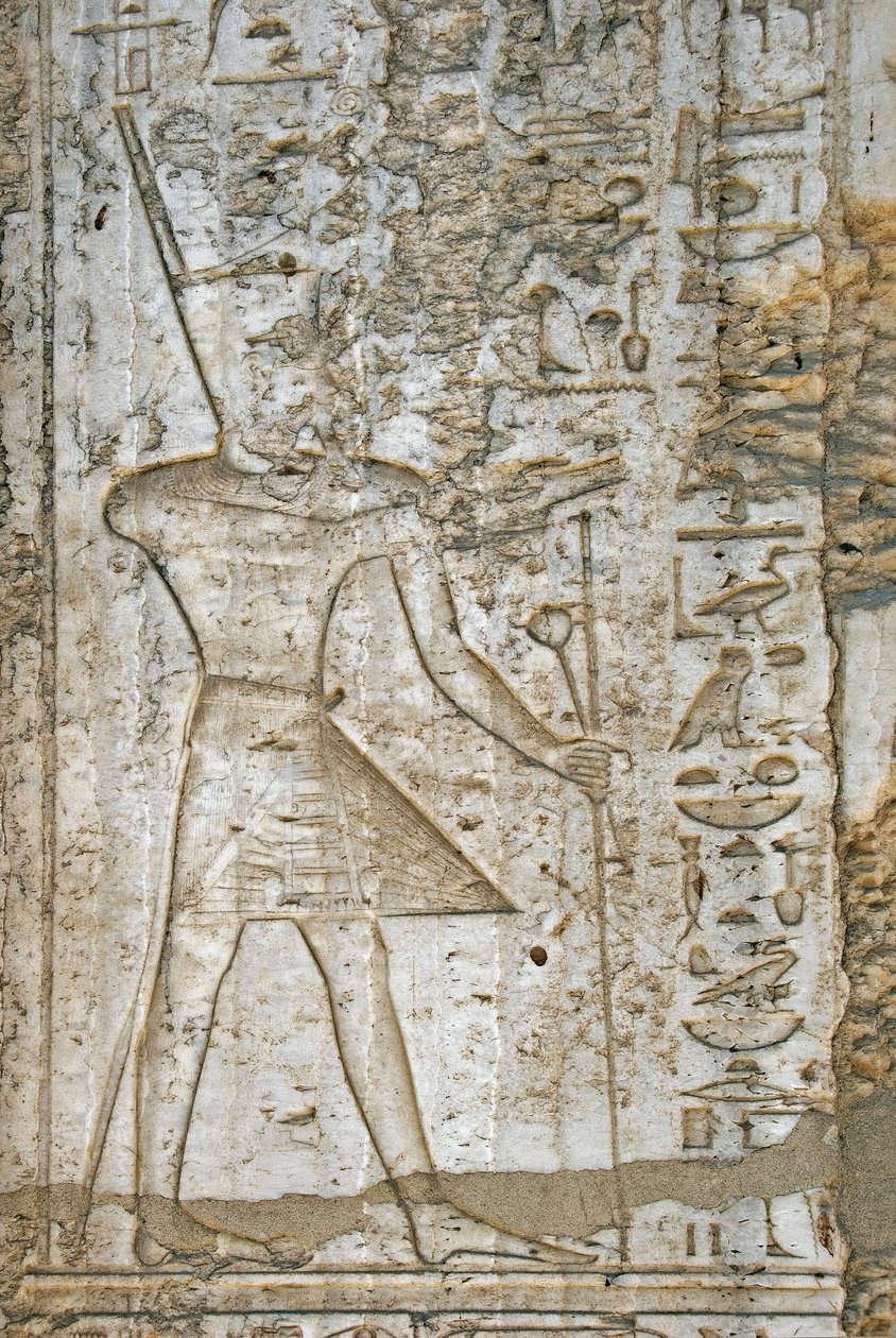 Antichità egizia: dettaglio dei rilievi della cappella di alabastro del faraone Thutmosis IV (1419-1387 a.C.) che lo rappresentano con i simboli del potere da Egyptian 18th Dynasty