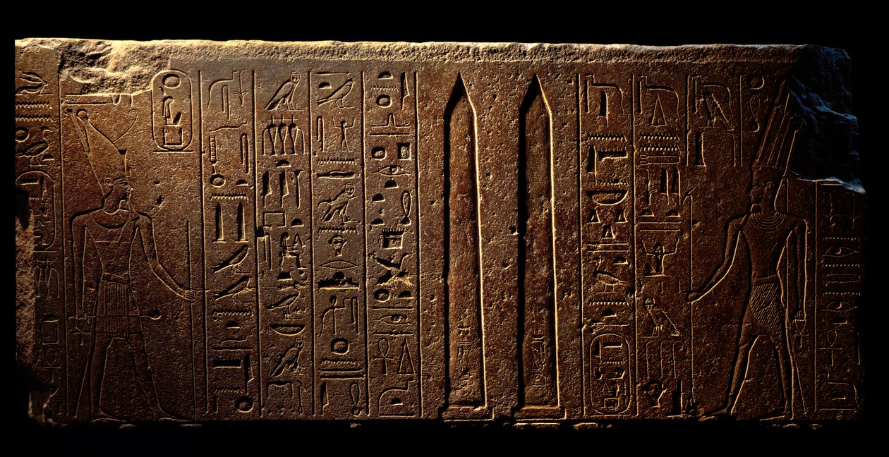 Antichità egizia: dettaglio di un affresco inciso raffigurante la regina Hatshepsut (a sinistra) e due obelischi al tempio di Amon - Anno 15 del suo regno (1475-1468 a.C.) XVIII dinastia - Luxor, Museo d