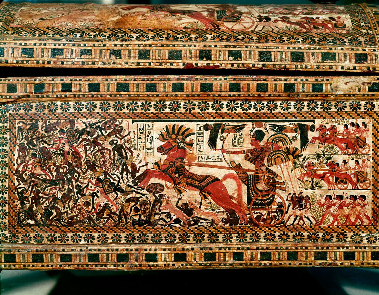 Antichità egizia: piccola scatola di legno con scene che raffigurano il faraone Tutankhamon che insegue i nubiani sul suo carro. XVIII dinastia. Dalla tomba di Tutankhamon (1345-1327 a.C.) Valle dei Re. Tebe. Dim. 61 cm Il Cairo, Museo Egizio da Egyptian 18th Dynasty