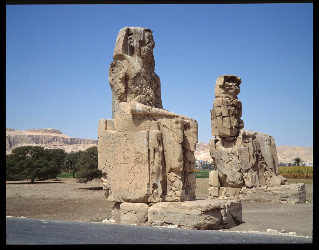 Antichità egizia: vista del Colosso di Memnone, periodo di Amenofi III, nuovo impero da Egyptian 18th Dynasty