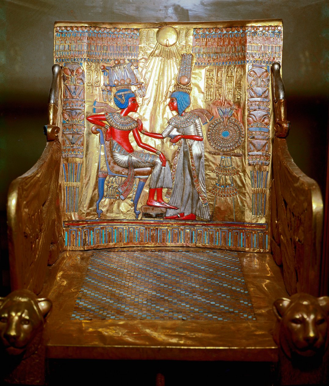 Antichità egizia: un trono in legno dorato e dipinto di Tutankhamon facente parte del tesoro del faraone. Rappresentazione della regina Ankhesenpaaton che massaggia con olio la spalla del fratello e marito Tutankhamon sotto il da Egyptian 18th Dynasty