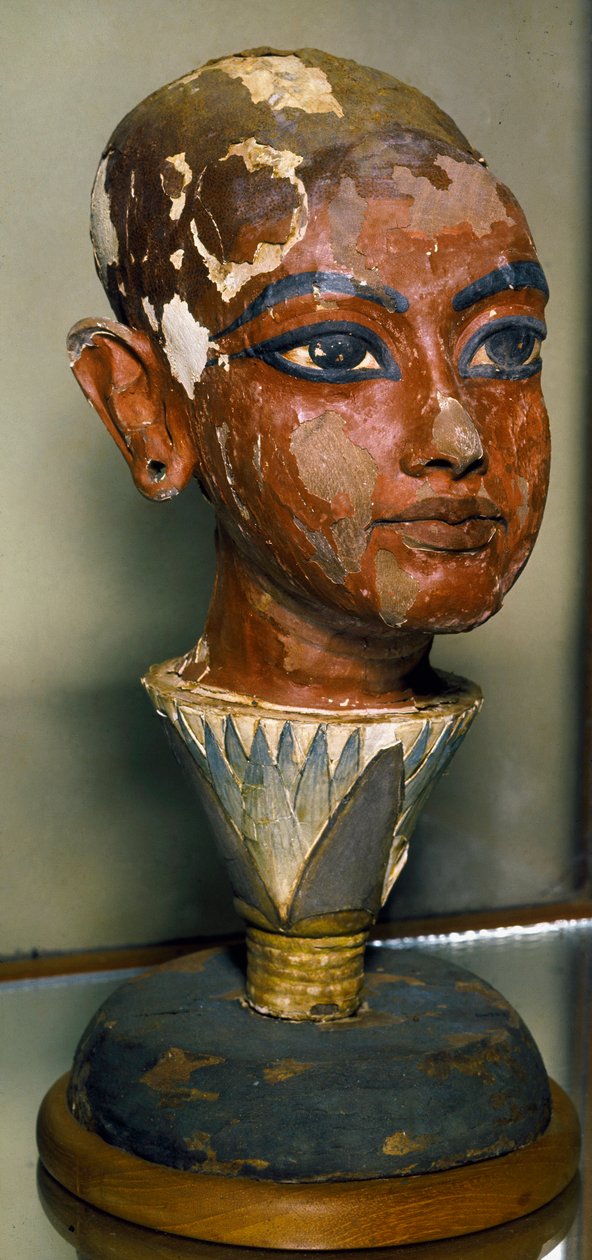 Antichità egizia: ritratto del giovane faraone Tutankhamon sostenuto da una foglia di loto. Scultura in legno dipinto. Dal tesoro di Tutankhamon. Museo Egizio, Il Cairo da Egyptian 18th Dynasty