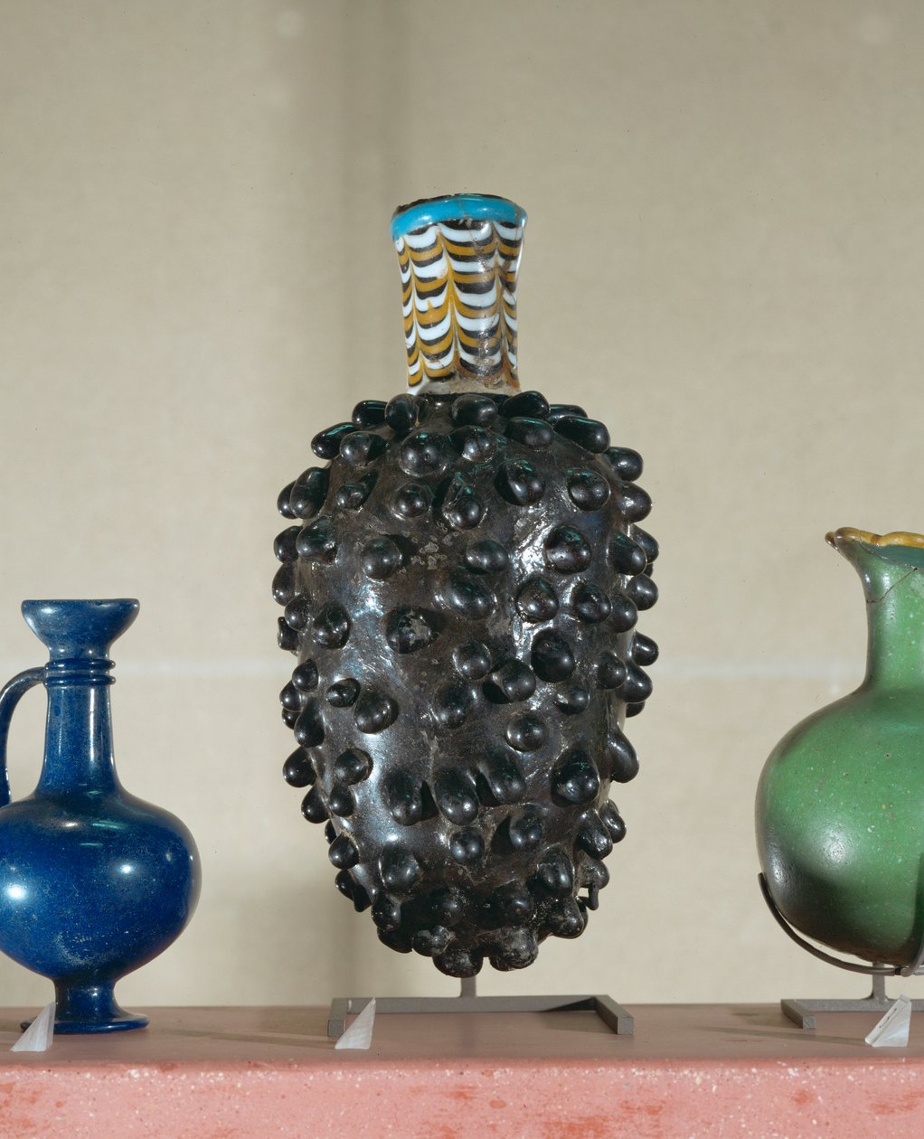 Pallone. Questi recipienti venivano realizzati immergendo una matrice nel vetro fuso ... da Egyptian 18th Dynasty