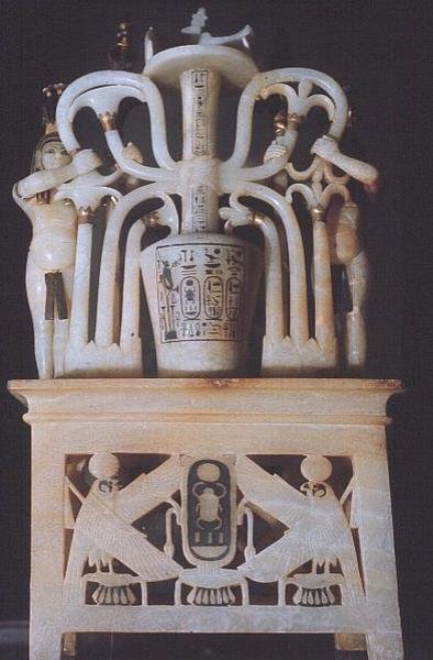 Vaso di unguento floreale, dalla tomba di Tutankhamon (c.1370-1352 a.C.) Nuovo Regno da Egyptian 18th Dynasty