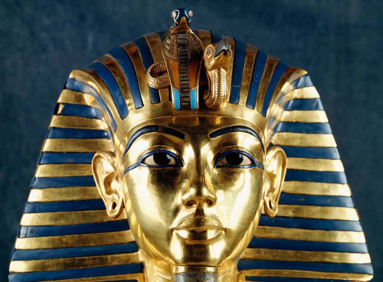 Maschera funeraria di Tutankhamon, oro battuto, ceramica e pietre semipreziose, dalla tomba del faraone, Tebe, Egitto, (dettaglio), Arte orafa, Civiltà egizia, Nuovo Regno, XVIII dinastia da Egyptian 18th Dynasty