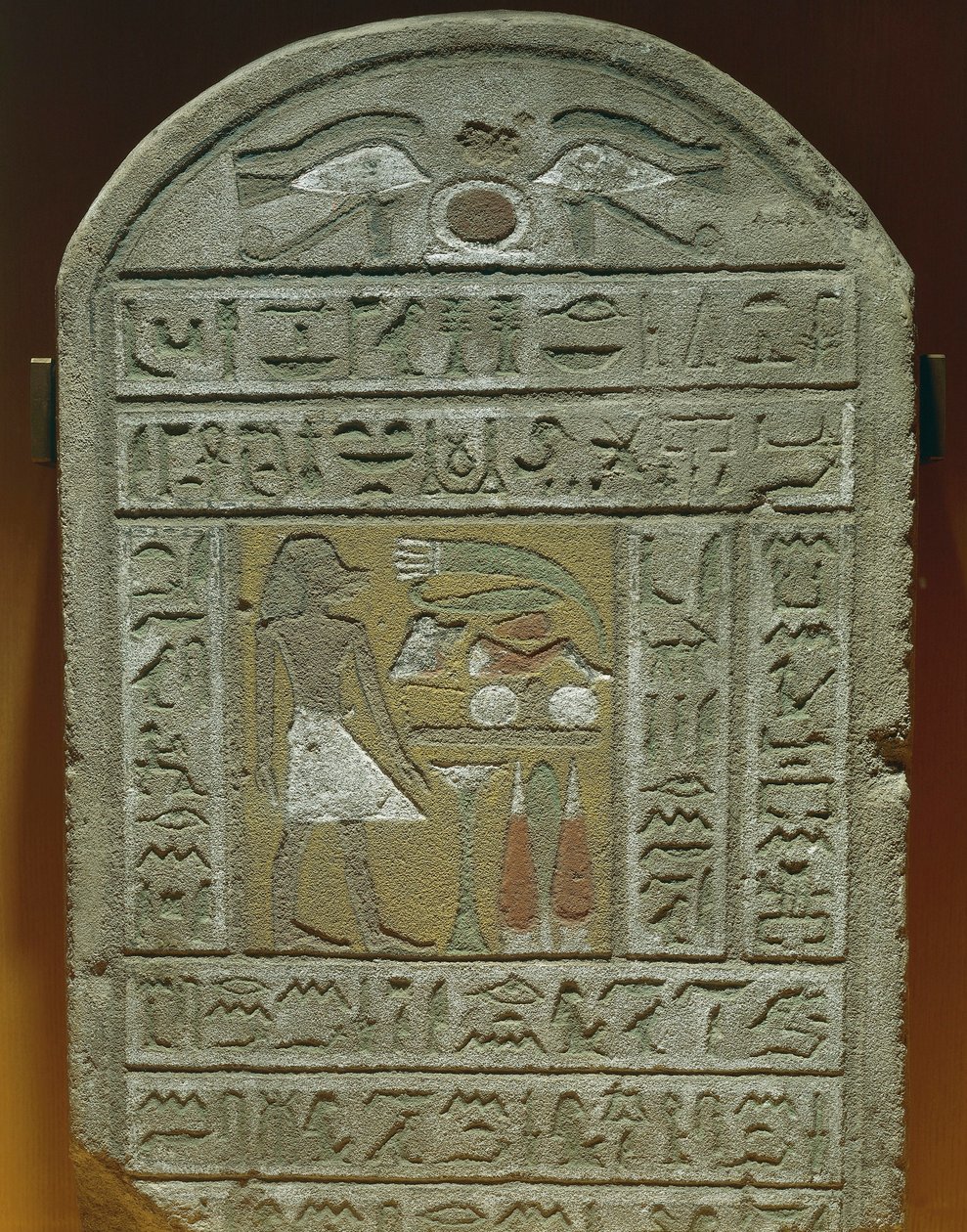 Stele funeraria di Ibi, Maestro della camera al palazzo reale Il defunto davanti alle offerte funerarie In alto, occhi di protezione e geroglifico "Shen" che significa "eternità" da Egyptian 18th Dynasty