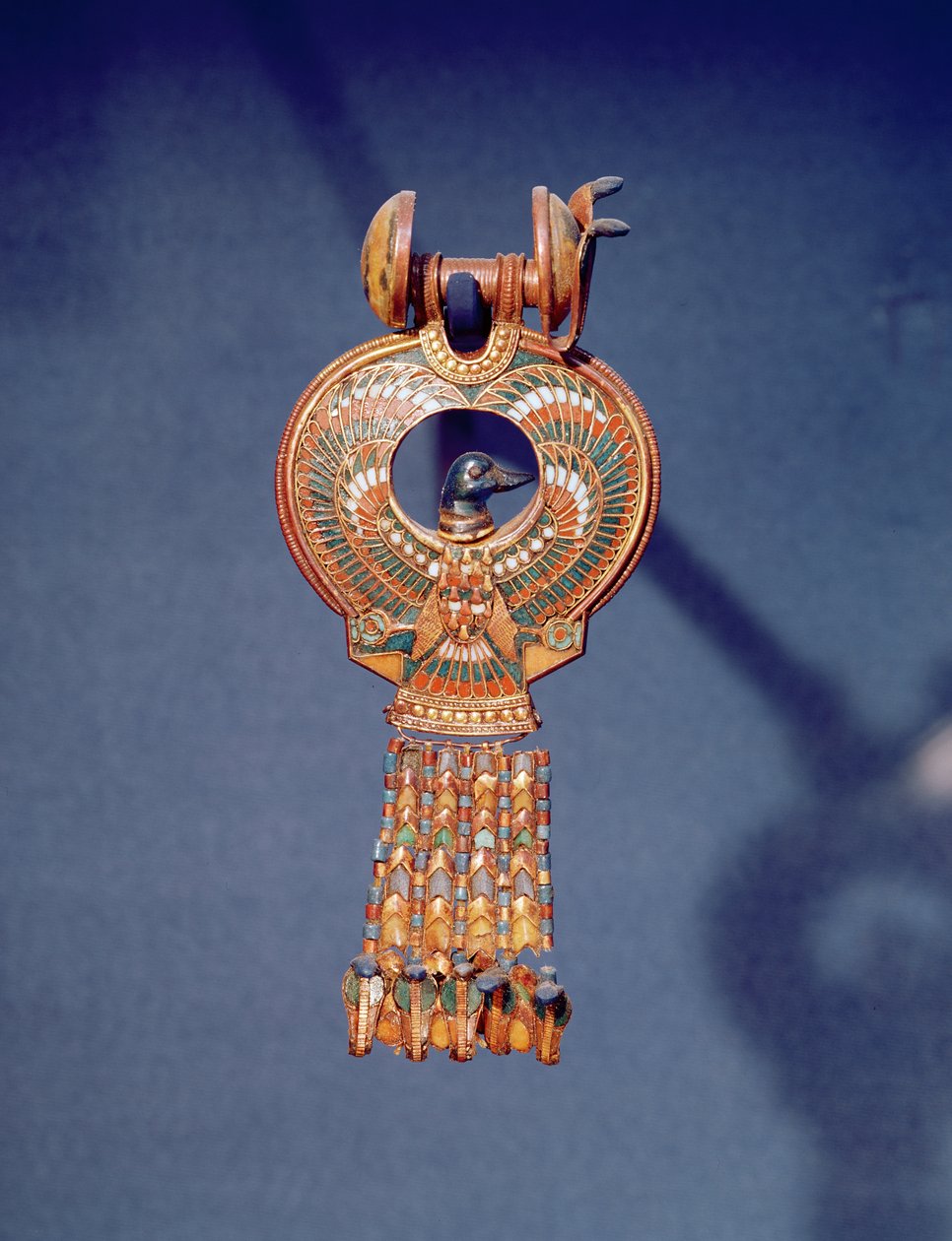 Orecchino sinistro da un paio di orecchini con un uccello azzurro, dalla tomba di Tutankhamon, Valle dei Re, Tebe, c.1347-37 a.C. da Egyptian 18th Dynasty