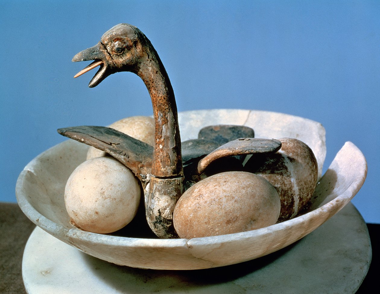 Coperchio di un vaso di alabastro decorato con un uccello in un nido contenente uova, dalla tomba di Tutankhamon (c.1370-52 a.C.) Nuovo Regno (legno dipinto e stuccato) da Egyptian 18th Dynasty
