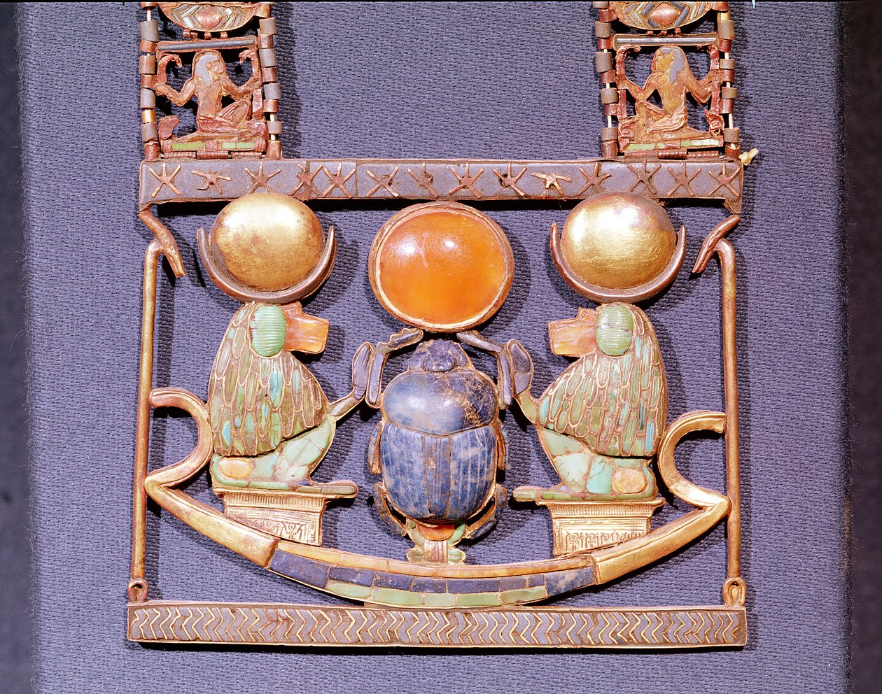 Collana del Sole Nascente, dalla tomba di Tutankhamon (c.1370-52 a.C.) Nuovo Regno (oro intarsiato con pietre semipreziose) (dettaglio) da Egyptian 18th Dynasty