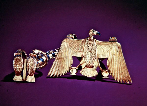 Collana con pendente a forma di avvoltoio, dalla tomba di Tutankhamon, Nuovo Regno da Egyptian 18th Dynasty