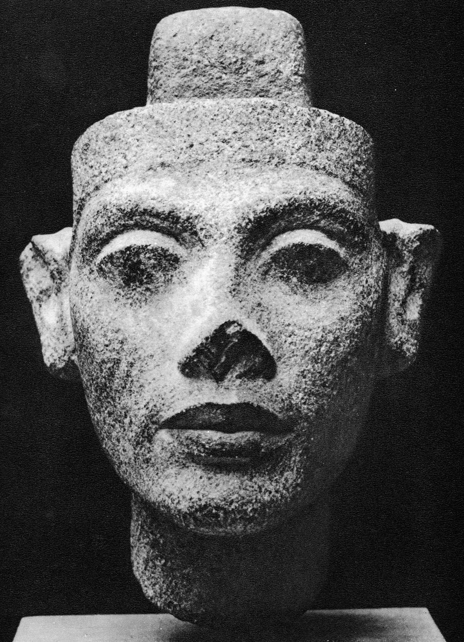 Nefertiti, regina consorte di Akhenaton (Akhenaten) il faraone eretico. XIV secolo a.C. (scultura in busto di granito scuro) da Egyptian 18th Dynasty